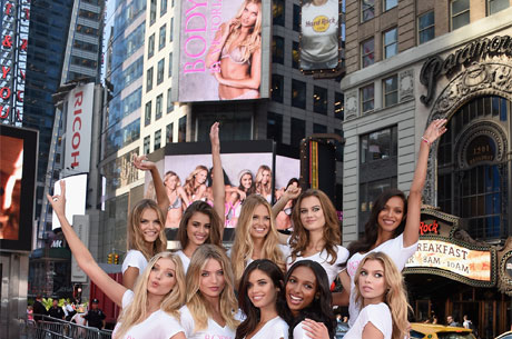 Victoria`s Secret`in En Yeni Melekleri Yenilenen Body By Victoria Tantm in Times Square`e Kondu!