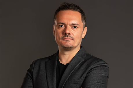 Gazeteci Suat Kavukluo�lu`ndan Alb�m ve Roman